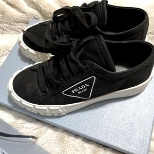 Prada Wheel Cassetta sneakers, good condition!!